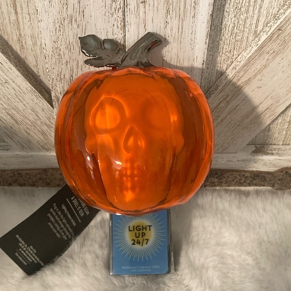 Bath and Body Works 2023 Halloween Pumpkin Skull Wallflower Lights Up - Picture 1 of 7